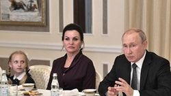 Putin, faciada ölen 13 denizcinin aileleriyle buluştu