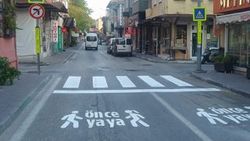 Yaya geçitleri yetmedi, 'önce yaya' uyarı yazısı eklendi