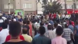 Afganlar bir genci muşta ile darbetti