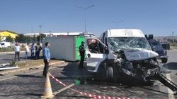 Sivas'ta polisleri taşıyan servis kamyonetle çarpıştı