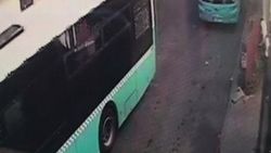 Freni boşalan halk otobüsü iş yerine girdi