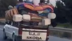 Adana’da kamyonet üzerinde tehlikeli yolculuk