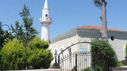 Bakımsız olan caminin bahçesini hayata döndüren imam
