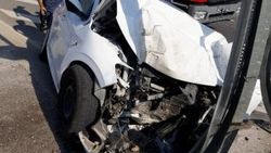 Bariyerlere çarpan otomobilin sürücüsü öldü