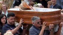 İspanya’da ölümden dönenleri tabutlarda taşıyorlar