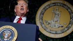 Trump'ın saçlarında gezinen böcek