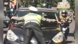 Endonezya'da trafik polisinden ilginç yöntem