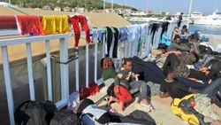 180 göçmen şişme botla Yunanistan'a geçerken yakalandı