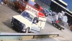 Oğlunun kullandığı kamyonetten düşen adam öldü
