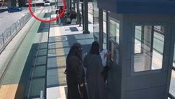 Kocaeli'de sürat yapan sürücü tramvay durağına girdi
