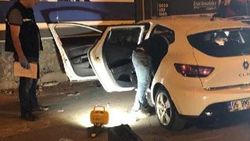 Silahlı saldırıdan kaçarken otomobili duvara çarptı