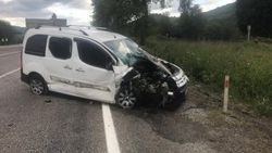 Zonguldak’ta otomobil traktöre çarptı