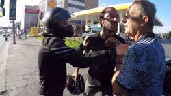 İstanbul'da dikkatsiz sürücü motosikletliyi yere düşürdü