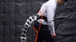 İnsana takılabilen robot kuyruk geliştirildi