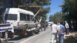 Adana'da lastiği patlayan minibüs yayalara çarptı: 2 ölü