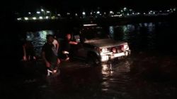 Mersin'de nehir yükselince mahsur kaldılar