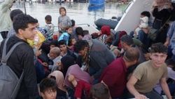 Çanakkale'de 135 göçmen kurtarıldı