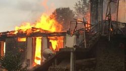 Rize'de itfaiyenin ulaşamadığı 3 katlı ev kül oldu