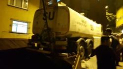 Geri geri kayan su tankeri bir evin çatısına çarptı