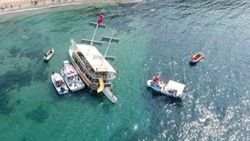 Sinop'ta gezi teknesi yan yatarak karaya oturdu