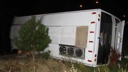 Isparta’da nişandan dönen midibüs kaza yaptı