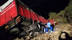 Bursa'da patates yüklü kamyon uçuruma yuvarlandı
