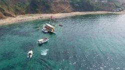 Sinop'ta yan yatıp karaya oturan tekne kurtarıldı