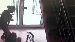 Konyalı öğretmen komşusunun kızını dövdü