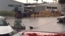 Çanakkale'de yağmur sonrası botuyla dışarı çıkan adam