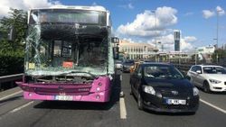 İstanbul'da özel halk otobüsü nakliye kamyonuna çarptı