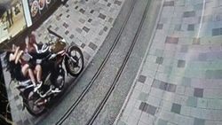 Beyoğlu'nda motosikletiyle 3 kadını yaraladı