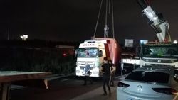 Kocaeli'de 3 virajı alamayan tır devrildi