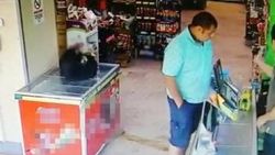Alışveriş yaparken marketin ortasına tuvaletini yaptı