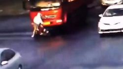 Çin'de kamyonetin altına giren kadının kurtuluşu