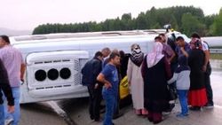 Tokat'ta minibüs devrildi: 3 yaralı