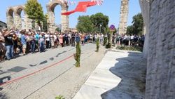 Atatürk silüeti gören İzmirlinin 30 Ağustos coşkusu