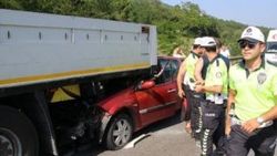 Sakarya'da otomobil tırın altında kaldı: 4 yaralı