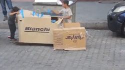 Kağıt toplayan çocuğa bisiklet sürprizi