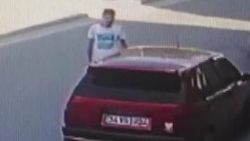 Aracına binmeye çalışırken kazaya maruz kaldı