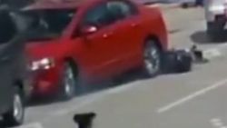 Seyir halindeki motosikletliyi aracın altına aldı