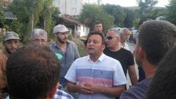Bursa'da kazadan bıkan mahalleli yolu trafiğe kapattı