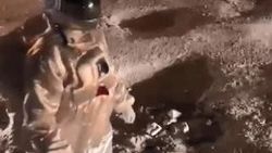 Astronot gibi giyinip bozuk yollara dikkat çekti