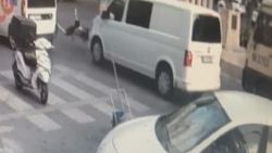 Bağcılar'da minibüsün genç kıza çarptığı anlar kamerada