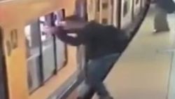 Tren camından sarkıp telefon çalan hırsızlar kamerada