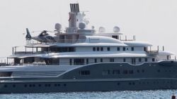 Bodrum'daki lüks yat 100 metre yakınına yaklaşanı batırıyor