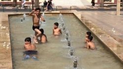 Manisa’da çocuklar kendilerini süs havuzuna attı