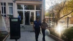 Köpeklerin havladığı adama baltayla saldırdı