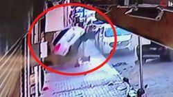 Direksiyon hakimiyetini kaybedip apartman boşluğuna uçtu