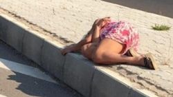Antalya'da yol kenarında sızıp kalan kadın