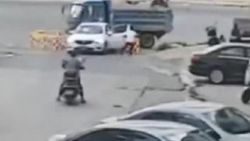 Çin'de otomobili, çocuğuyla birlikte çukura düştü